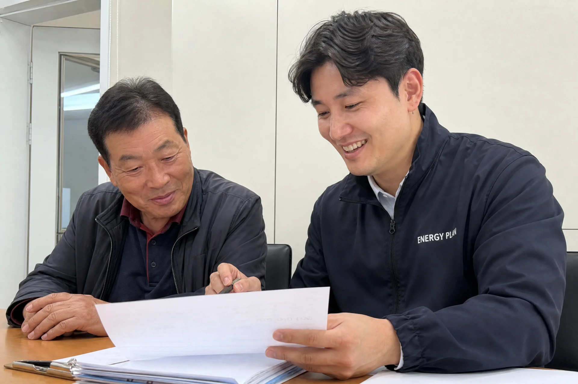 편안한 분위기에서 서류를 함께 보며 태양광 상담을 하는 모습